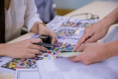Image Hands pointing at colors