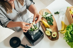 Image Woman making a healthy smoothie with fibers