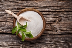 Image Stevia rebaudiana sweet leaf sugar substitute in wooden bowl on wooden background