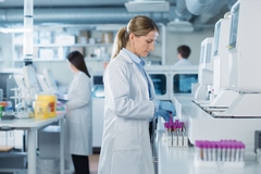 Image Female researcher in a laboratory