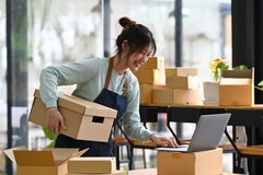 Image woman holding boxes