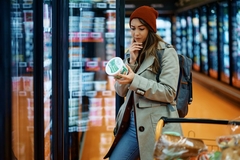 Image woman looking a nutrition score