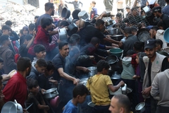WHO - People in Gaza trying to get food