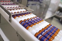Image Several vials on a conveyor belt