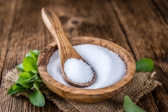 stevia powder in a wooden bowl