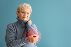 Image old woman with pain in elbow