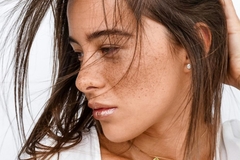 Image woman with clear skin and shiny hair
