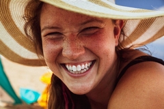 Image girl smiling with hat on the beach