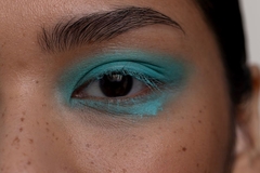 Image blue eyeshadow around the whole eye