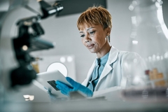 Image woman in lab holding ipad