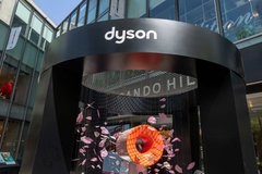 Image Dyson pop-up store outside of mall