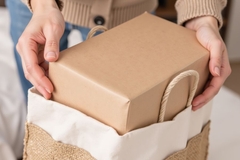Image Woman hold fiber-based packaging