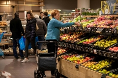 Image woman choosing fruit at supermarket
