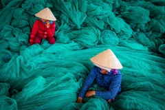 Image people in traditional vietnamese clothing against green background
