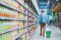 Image A man buying groceries in a supermarket.
