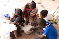 Image Children eating rice in Africa