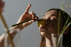 Image woman smelling flower