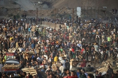 Image Crowd of people in gaza near food aid distribution site