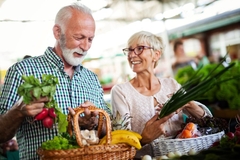 Image Healthy seniors shopping vegetables