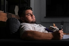 Image Overweight man with cake