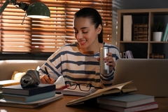 Image Student with beverage to focus