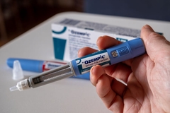 hand holding ozempic weight loss injection pen