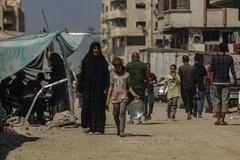 Image Woman and child searching for food in Gaza