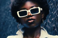 Image woman with afro hairstyle wearing sunglasses outside