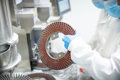 Image Employee in supplement production line