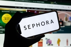 Image Sephora written on a phone.