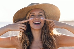 Image Woman with sunscreen and sun hat
