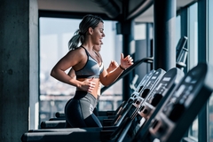 Image Woman running on a treadmill