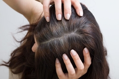 Image woman getting grey hairs