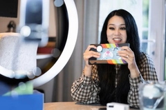 Image A woman showing a box during live streaming