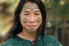 Image new zealand woman with traditional face tattoo