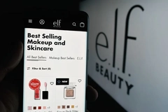 Image elf cosmetics brand logo on phone screen