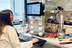 Image Female researcher in lab.