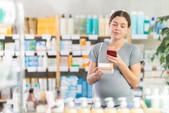 Image Pregnant woman selecting supplement