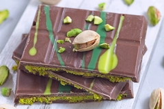 Image dubai style chocolate with pistachio on top