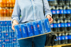 Image Woman holding Pepsi cans.