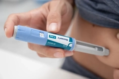 Image person injecting ozempic
