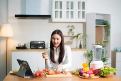 Image Woman tracking diet