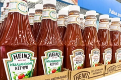Image Kraft Heinz ketchup on supermarket shelf.