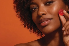 Image Woman with TopGum beauty gummy