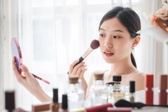 Image woman applying make up