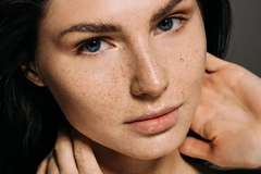 Image Woman with clean face and freckles looking into the camera