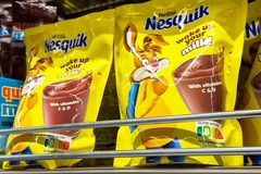 Image nesquick cholocate powder on shelf