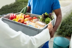 Image A person holding a PP corrugated box of vegetables