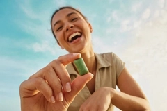 Image Woman chewing gum
