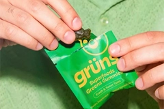 Image Person taking Gruns gummy out of packet